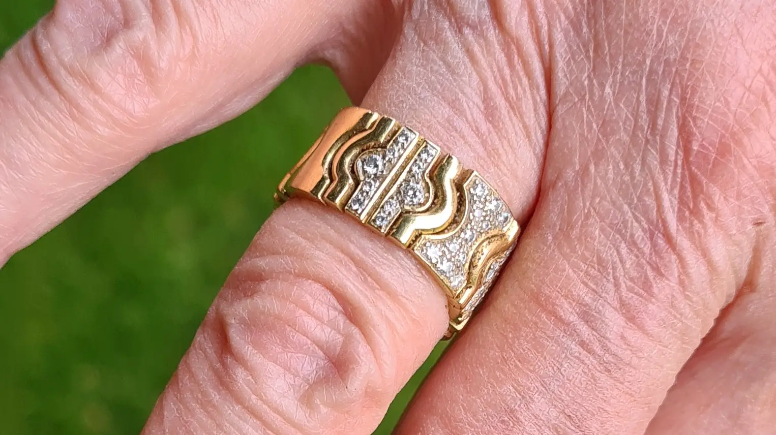 Goldener Ring an einer Hand – die Ringjäger finden verlorene Goldringe wieder