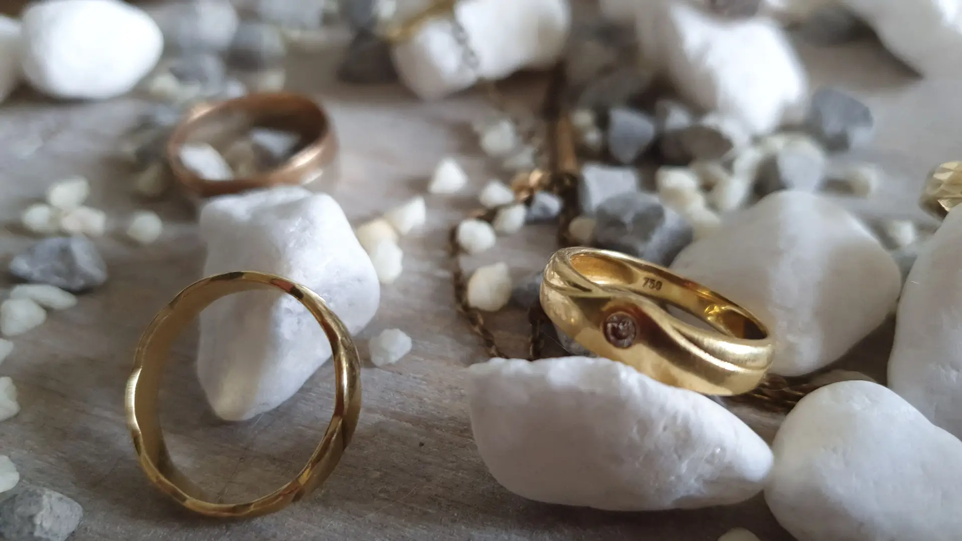 Goldene Eheringe – Symbol für den verlorenen goldenen Ehering