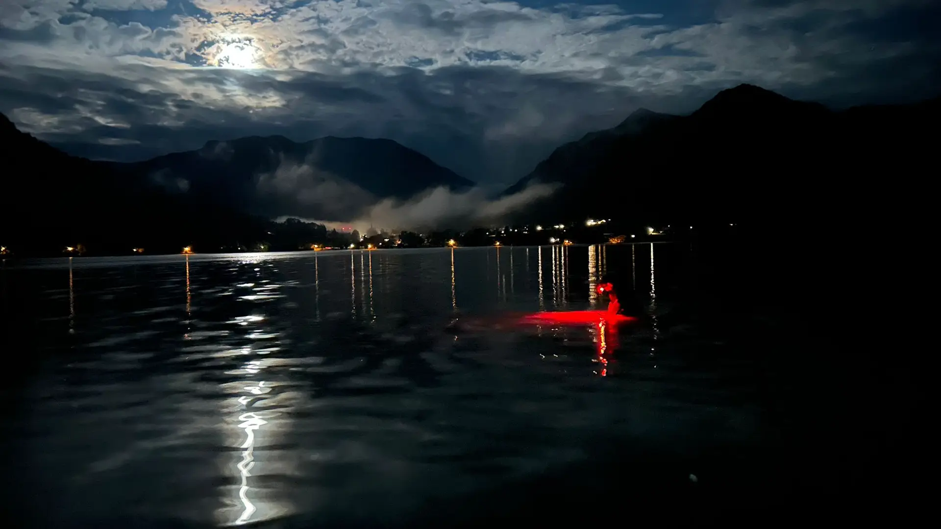 Nächtliche Suche im Wasser mit Tauchausrüstung nach einem verlorenen Ring