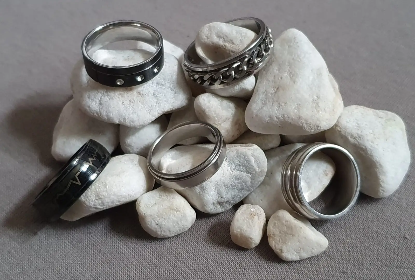 Mehrere Goldringe auf Steinen – Übersicht der Einsatzgebiete für die Ringsuche