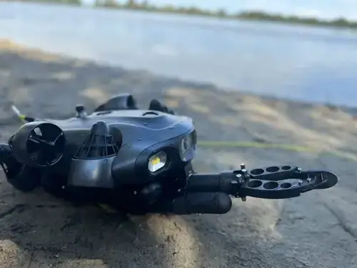 Unterwasser-Suchroboter (ROV) bei der Suche nach einem Ring im Wasser