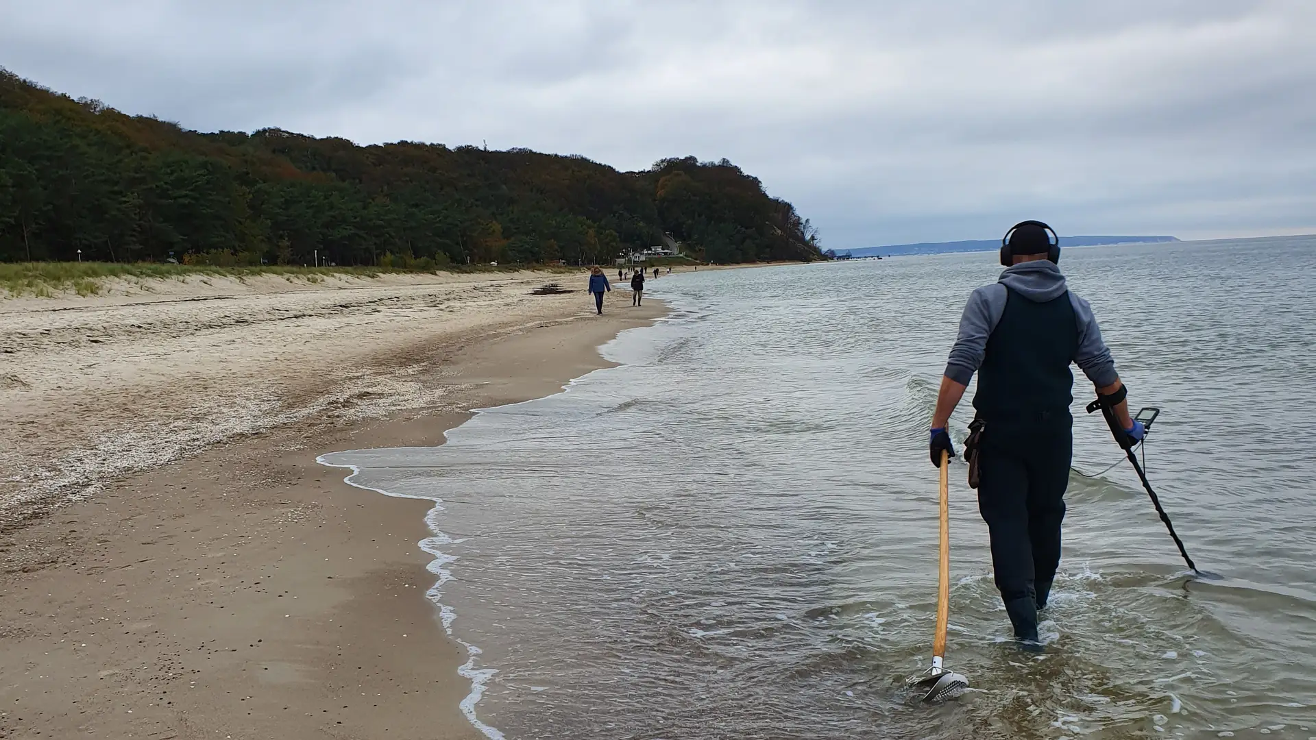 Metalldetektor-Suche im Sand am Strand nach einem verlorenen Ring