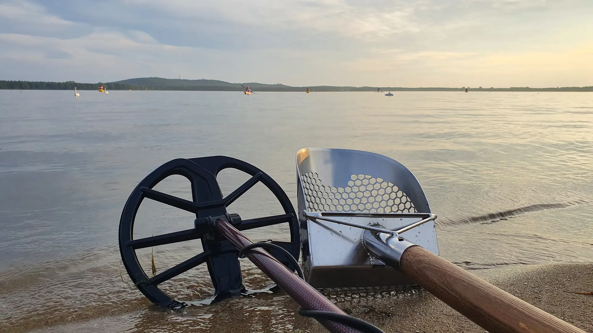 Suche mit Metalldetektor im See nach einem verlorenen Goldring